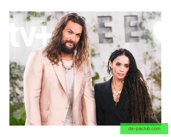 哇海王杰森莫玛昨晚现身老特拉福德 穿曼联球衣现场观战引球迷热议